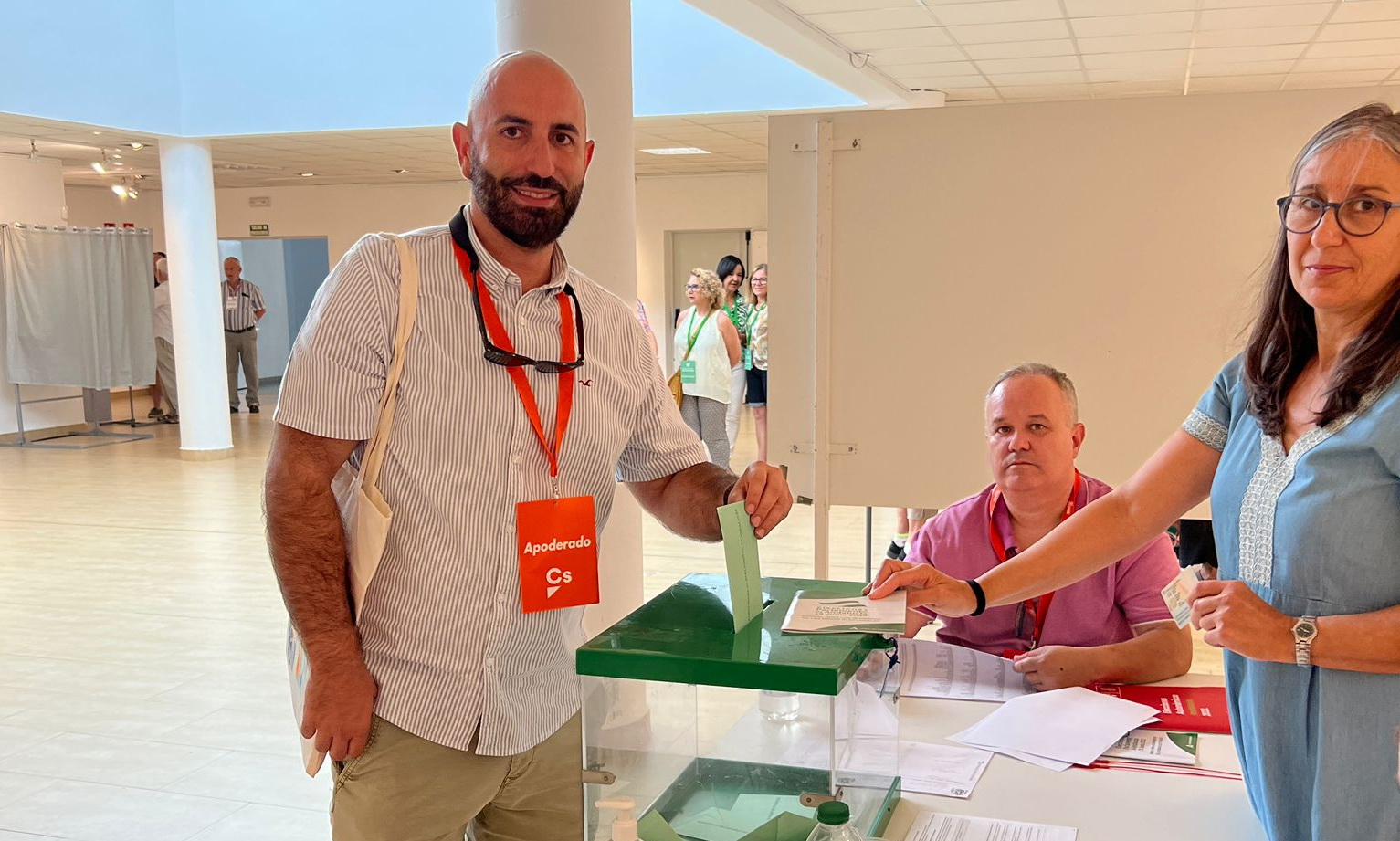 El más madrugador en votar ha sido el concejal de Turismo y Playas de Ciudadanos, Daniel Barbero.